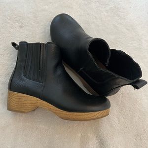 Universal Threads Clog Boots